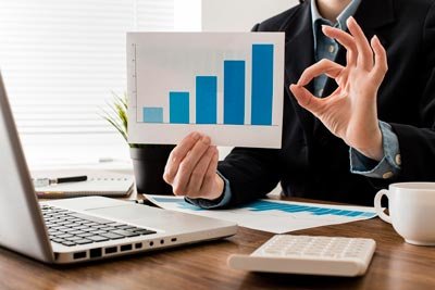 Agente de Synergy 3 con gráfico financiero