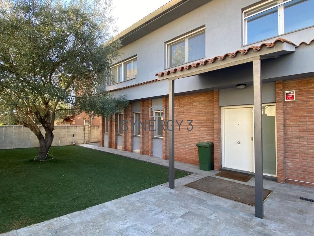 Espectacualar casa independiente a la venta en el centro de Sant Quirze del Vallès.